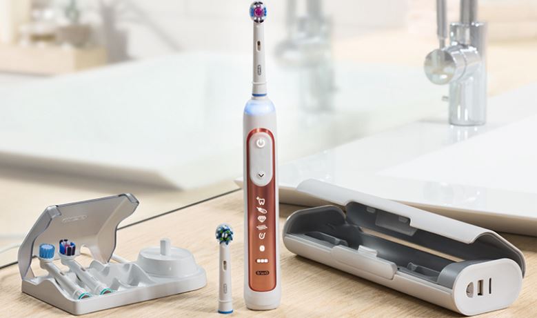 Электрическая зубная щетка фирмы Braun Oral-B